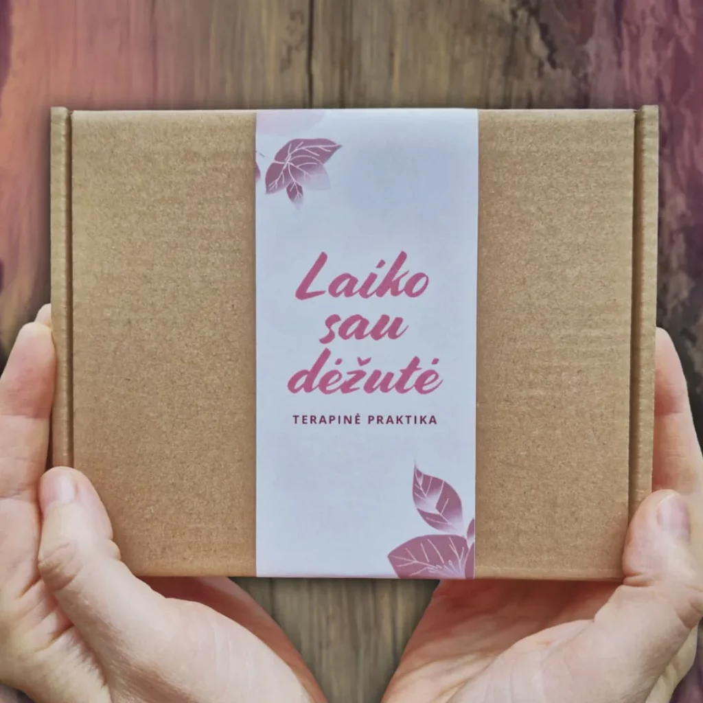 Moteris rankose laiko Laiko sau dėžutę – terapinė dovana poilsiui ir refleksijai